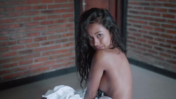Güzel Bayan Beyaz Havlu Rahatlatıcı Duştan Sonra Onun Dairesinde Kaplı — Stok video