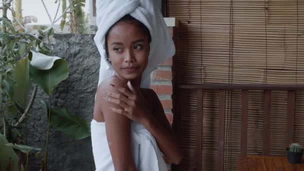 Schöne Dame Weißen Handtuch Bedeckt Entspannen Auf Der Terrasse Nach — Stockvideo