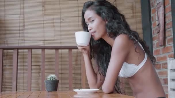 Linda Senhora Sexy Calcinha Sutiã Beber Café Bela Manhã Ensolarada — Vídeo de Stock