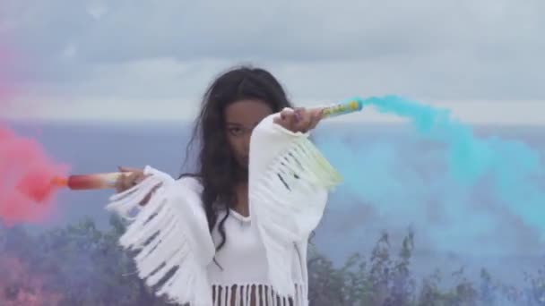 Retrato Menina Bonita Com Fumaça Colorida Jogando Campo Montanha Sobre — Vídeo de Stock