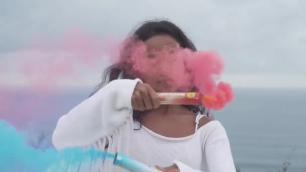 Retrato Menina Bonita Com Fumaça Colorida Jogando Campo Montanha Sobre — Vídeo de Stock