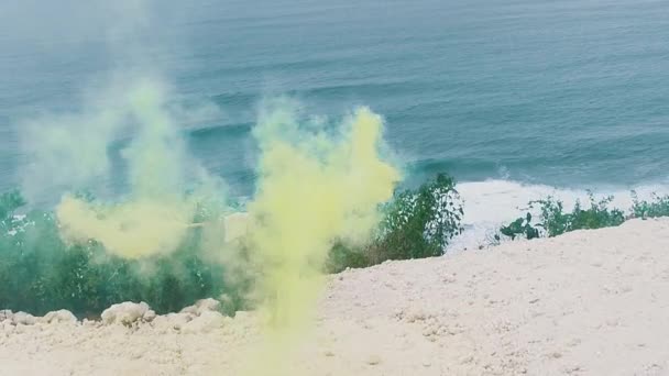 Vue Aérienne Par Drone Une Belle Fille Avec Fumée Colorée — Video