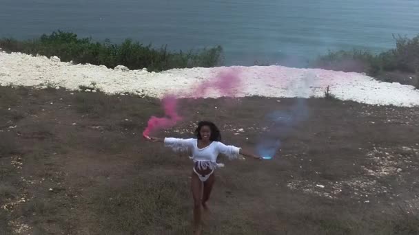 Vista Aérea Del Dron Hermosa Chica Con Humo Color Jugando — Vídeos de Stock