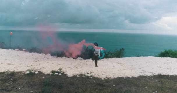 Vista Aérea Del Dron Hermosa Chica Con Humo Color Jugando — Vídeos de Stock