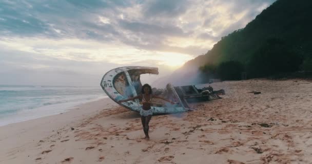 Vue Aérienne Par Drone Une Belle Fille Jouant Avec Fumée — Video