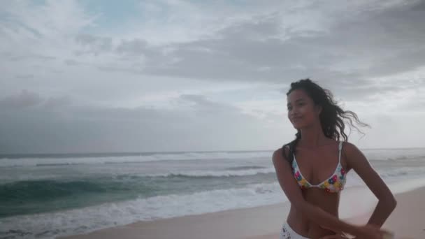 Bella Ragazza Felice Che Gioca Con Fumo Colorato Sulla Spiaggia — Video Stock