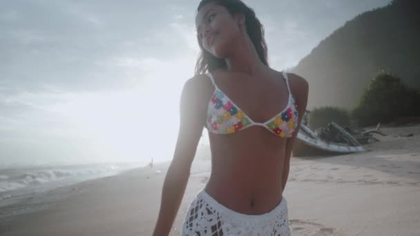 美丽的女孩走近沉船在沙滩上惊人的日落 视频慢动作 — 图库视频影像