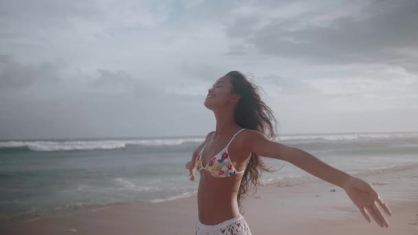 驚くべきサンセット スローモーションのビデオ中に砂浜のビーチでの難破近く歩いて美しい少女 — ストック動画