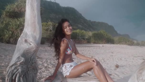 Menina Feliz Bonita Sentada Árvore Caída Praia Durante Pôr Sol — Vídeo de Stock