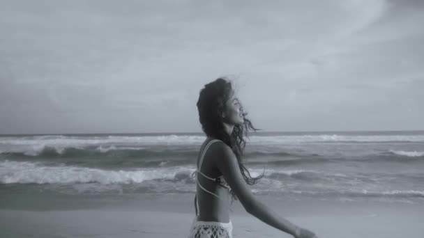 Hermosa Chica Feliz Relajarse Playa Arena Sobre Océano Fondo Cielo — Vídeos de Stock