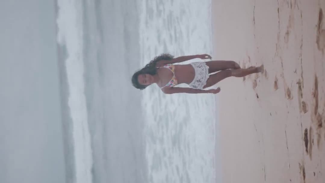 Menina Feliz Bonita Relaxante Praia Areia Sobre Fundo Mar Céu — Vídeo de Stock
