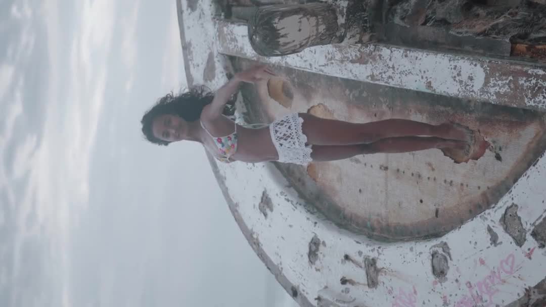 Schönes Mädchen Posiert Auf Dem Schiffswrack Sandstrand Während Des Sonnenuntergangs — Stockvideo