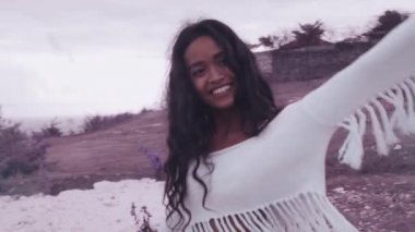 Renkli duman okyanus ve bulutlu gökyüzü arka plan - ağır çekimde video üzerinde dağ sahasında oynayan güzel kızla