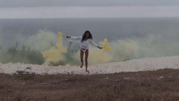 Belle Fille Avec Fumée Colorée Jouant Champ Montagne Sur Océan — Video