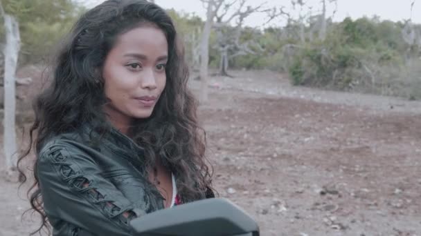 Retrato Hermosa Mujer Motocicleta Sentada Moto Sobre Fondo Del Campo — Vídeo de stock