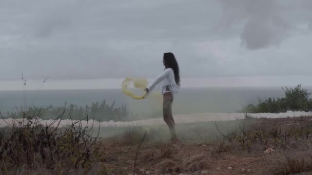 Menina Bonita Com Fumaça Colorida Jogando Campo Montanha Sobre Oceano — Vídeo de Stock