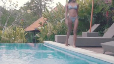 Güzel seksi Bayan bikini bahçe Yüzme havuzu yanında poz. Moda modeli kız açık havada portresi. Güzellik kadını çekici beden mayo ile