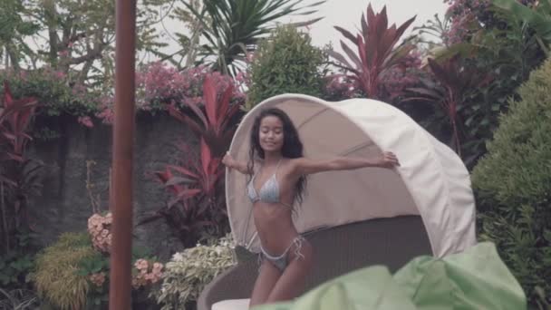 비키니 수영장 편안한 야외에서의 초상화입니다 수영복에 매력적인 — 비디오
