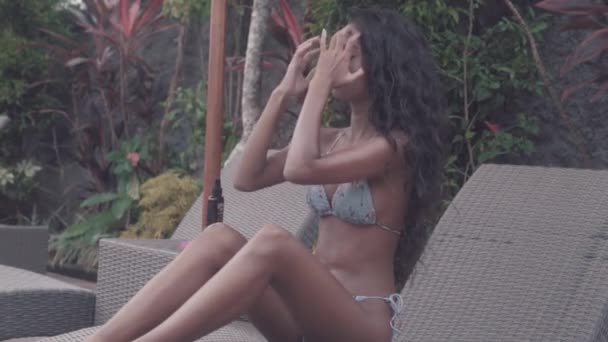 Hermosa Señora Sexy Bikini Relajante Cerca Piscina Retrato Modelo Moda — Vídeos de Stock