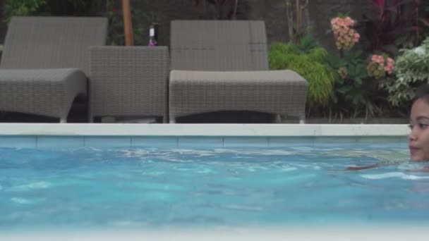Beautiful Sexy Lady Swimming Outdoor Pool Video Slow Motion — Stock Video