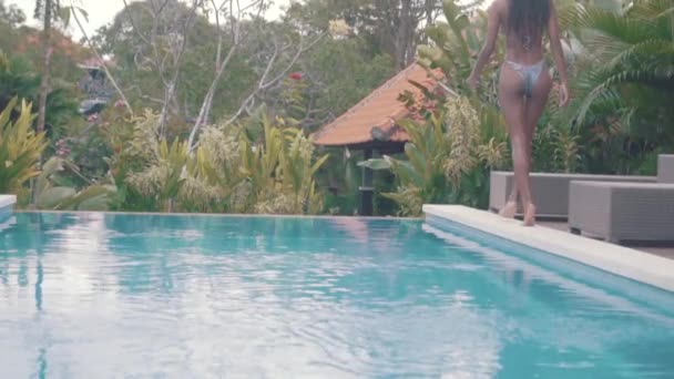 Güzel Seksi Bayan Bikini Bahçe Yüzme Havuzu Yanında Poz Arkadan — Stok video