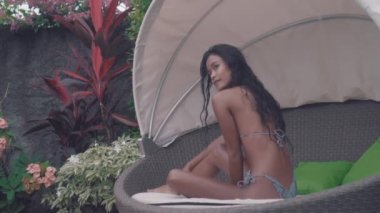 Güzel seksi Bayan Bikini Yüzme Havuzu rahatlatıcı. Moda modeli kız açık havada portresi. Güzellik kadını çekici beden mayo ile