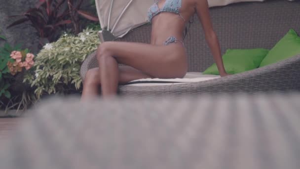 Güzel Seksi Bayan Bikini Yüzme Havuzu Rahatlatıcı Moda Modeli Kız — Stok video