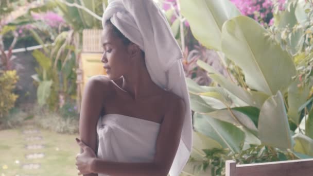 Όμορφη Κοπέλα Που Καλύπτονται Από Λευκή Πετσέτα Χαλαρώνοντας Στην Βεράντα — Αρχείο Βίντεο