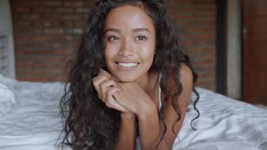 Güzel seksi Bayan yalan portresi