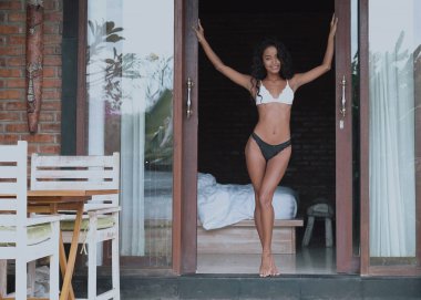 Güzel seksi bayan külot ve sutyen poz. Güzellik kadını çekici beden iç çamaşırı açılış kapı terası ile 