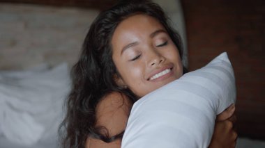 Sabah yatak odasında güzel mutlu kadın portresi