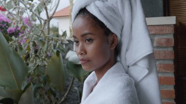 Güzel Bayan beyaz havlu terasta dinlendirici duş sonra kaplı. Moda modeli kız portresi