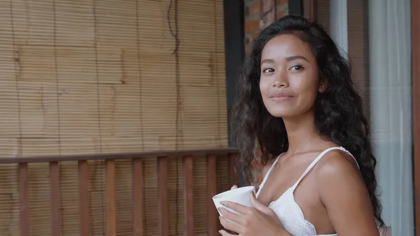 Retrato Una Hermosa Dama Sentada Terraza Tomando Café Una Hermosa — Foto de Stock