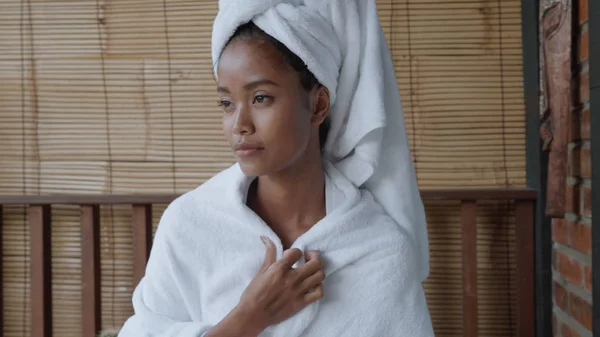 Piękna Pani Pokryte Biały Ręcznik Relaks Tarasie Prysznicem Portret Moda — Zdjęcie stockowe