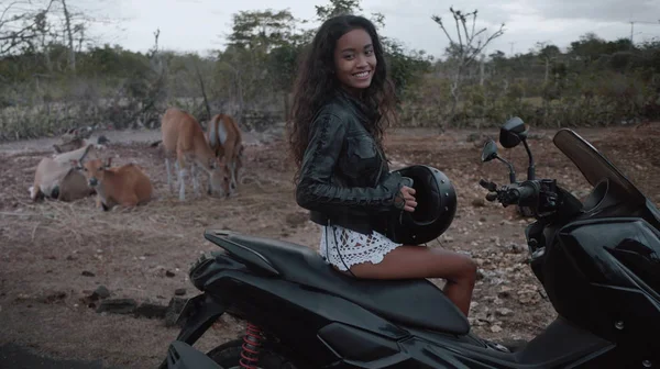 Retrato Mulher Bonita Motociclista Sentado Scooter Sobre Fundo Rural Com — Fotografia de Stock