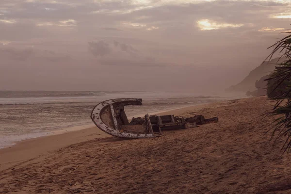 Кораблекрушение Песчаном Пляже Бали Время Удивительного Заката Индонезия — стоковое фото