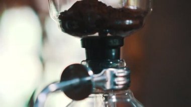 Closeup vakum Luwak kahve ile. Alternatif kahve makinesi Makinası - ağır çekimde video şaşırtıcı görünümü