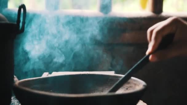 Primeros Planos Mano Masculina Con Cuchara Madera Tostado Granos Café — Vídeos de Stock