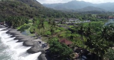 Hava dron görünümü ile Endonezya Bali Adası üzerinde arka planda terk edilmiş binada tropikal Beach