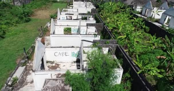 Εναέριο Κηφήνα Θέα Εγκαταλελειμμένα Σπίτια Στο Τροπικό Νησί Του Μπαλί — Αρχείο Βίντεο