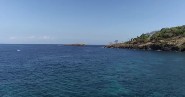 Luftaufnahme Der Kleinen Insel Bukit Asah Neue Touristenattraktion Der Tropischen — Stockvideo