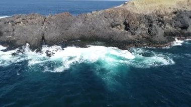 Okyanus dalgalar çökmesini kıyı şeridi cliff - video yavaş hareket hava dron görünümü