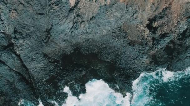 Aerial Drone View Ocean Waves Crashing Coastline Cliff Video Slow — Stock Video