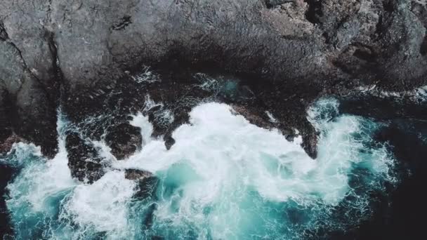 Luchtfoto Drone Uitzicht Oceaan Golven Kustlijn Cliff Video Slow Motion — Stockvideo