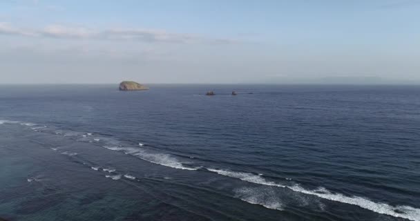 Widok Anteny Drone Małych Wysepek Oceanie Tle Niebieskiego Nieba Deszczu — Wideo stockowe