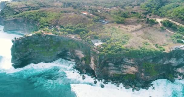 Hava Dron Görünümü Güzel Uluwatu Kayalıklarla Bali Endonezya Tapınak — Stok video