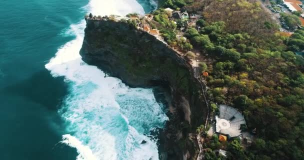 Vista Aérea Drone Temple Dos Penhascos Bonitos Uluwatu Bali Indonésia — Vídeo de Stock