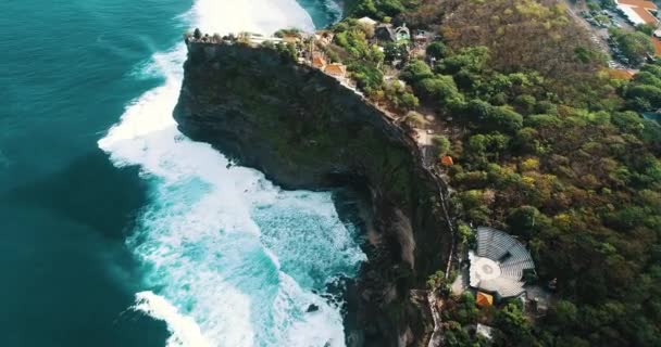 Vista Aérea Drones Del Templo Hermosos Acantilados Uluwatu Bali Indonesia — Vídeo de stock