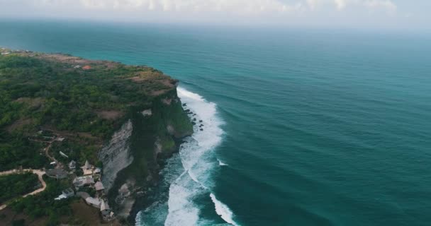 Légi Drone Kilátás Gyönyörű Uluwatu Sziklák Bali Indonézia — Stock videók