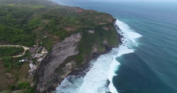 インドネシア バリ島の美しいウルワツ クリフの空中ドローン ビュー — ストック動画